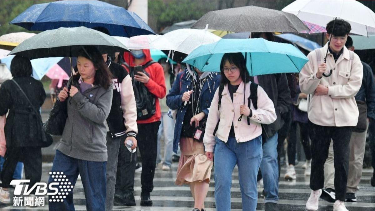 銀杏颱風持續朝西北方進行，今（5）日有機會增強為中颱。（圖／胡瑞麒攝）