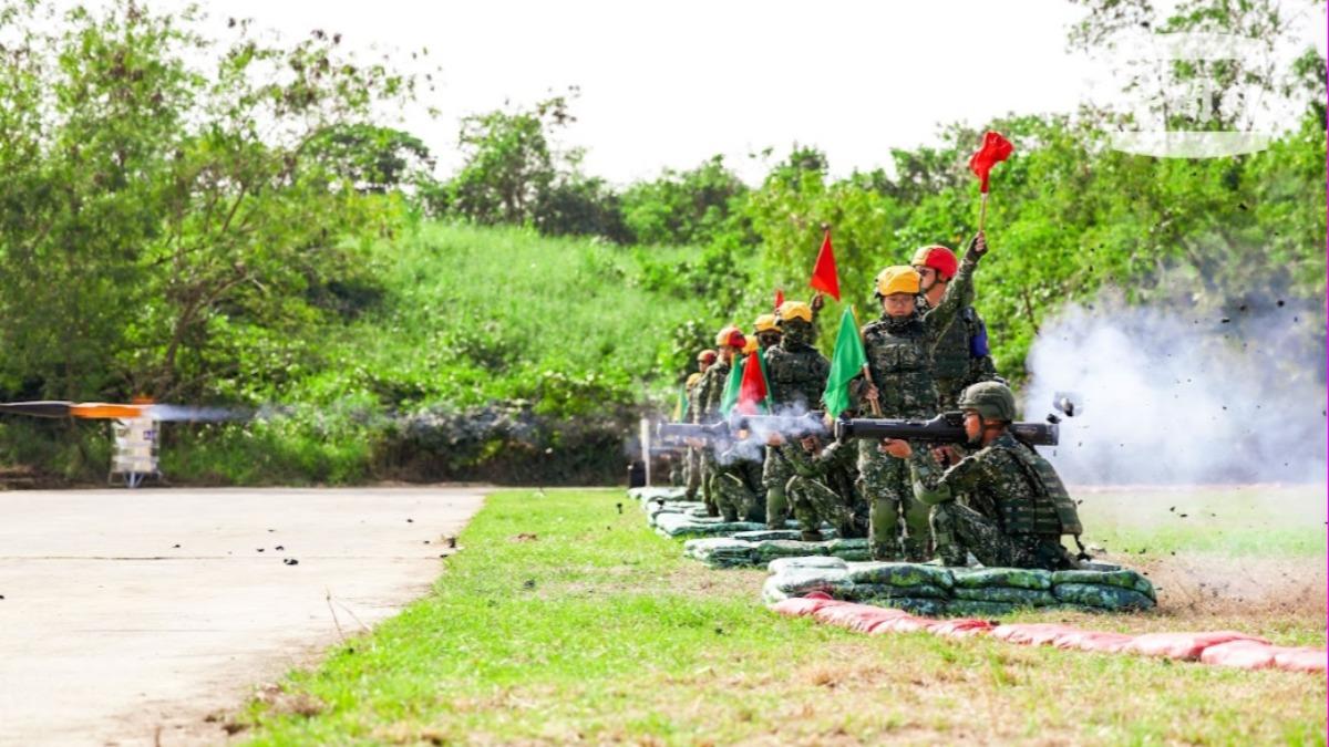 陸軍今（6）日公開首批一年期義務役役男「基地戰力鑑測」實況，並由役男實彈發射紅隼火箭彈。（圖／國防部提供）