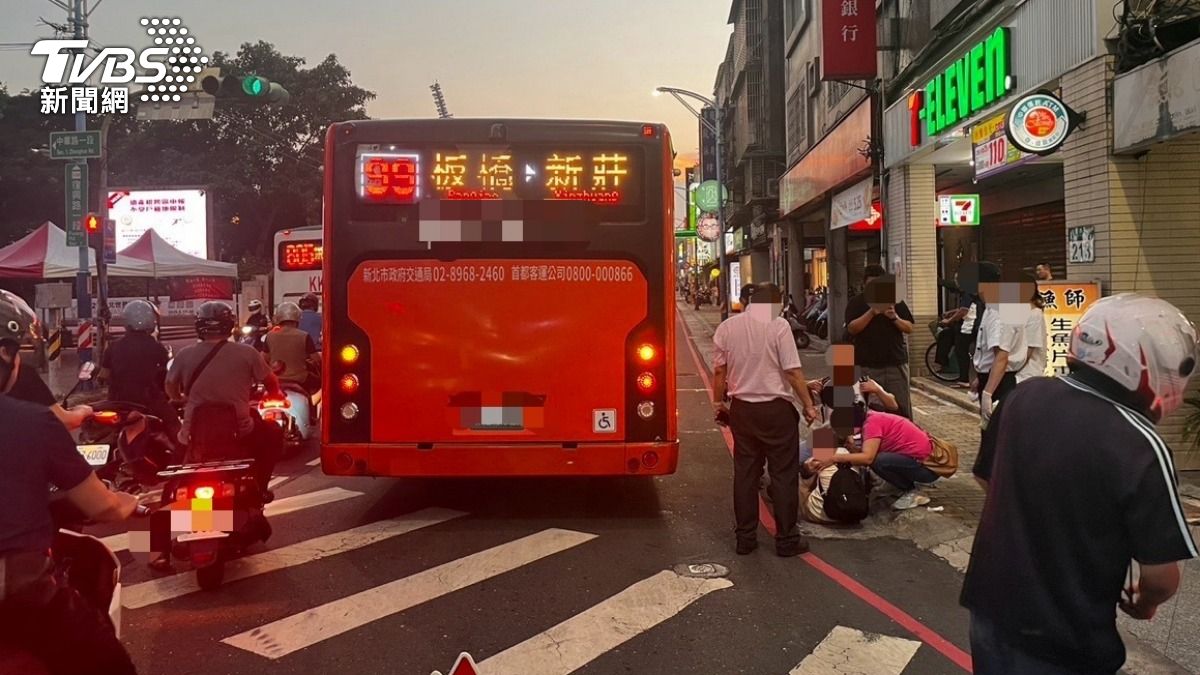 公車右轉時未禮讓行人，當場撞倒老婦人。（圖／TVBS）