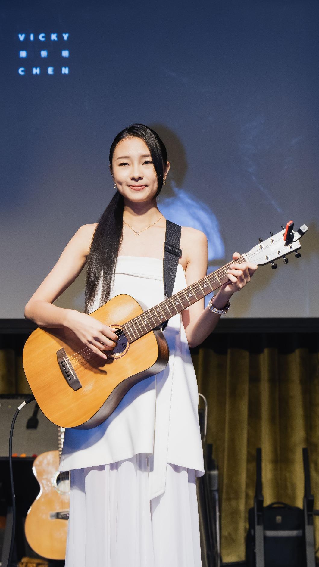 陳忻玥為了談戀愛玩交友軟體。（圖／陶山音樂提供）