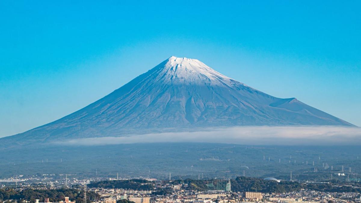 富士山「白頭」終於出現。（翻攝X@Fujishi_jp）