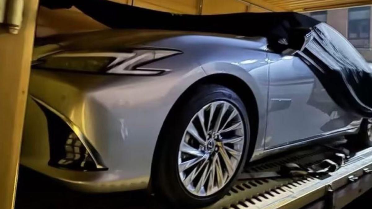 Lexus ES改款新車無偽裝照曝光。(圖／翻攝自IG@japanese_cars.co)