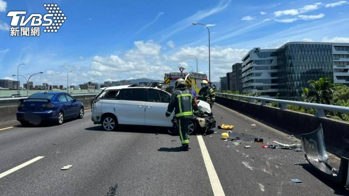 2車追逐後發生碰撞，其中1名許姓駕駛被拋飛摔下高架道路慘死。（圖／TVBS資料畫面）