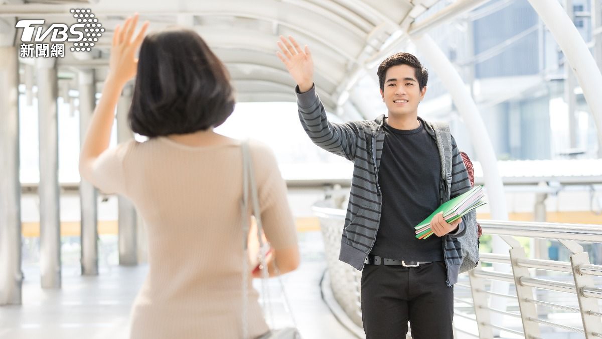 有網友認為異性突然說「到家說一下」的行為有點曖昧。（示意圖／shutterstock達志影像）