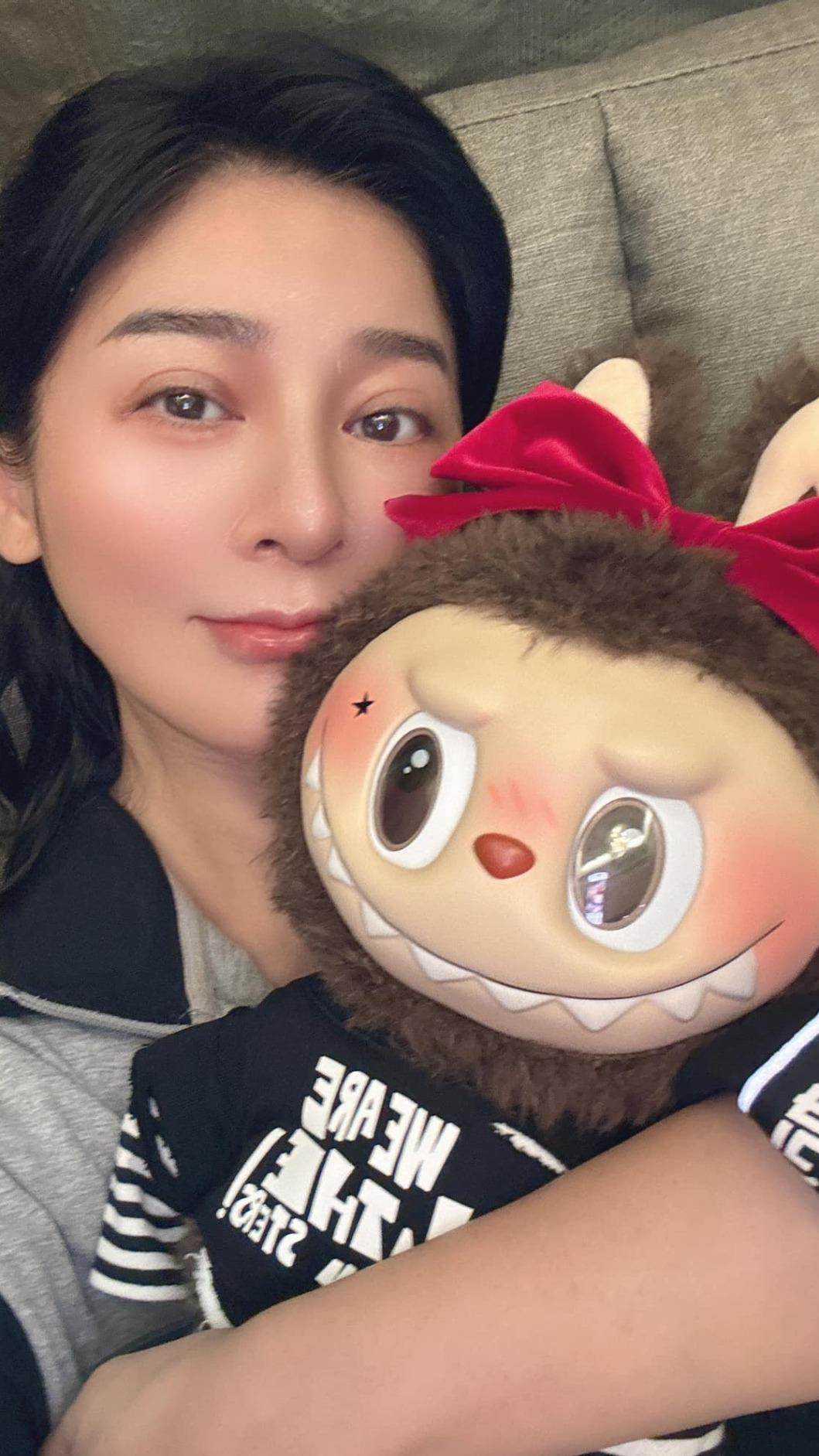 王彩樺和LISA都是LABUBU狂粉! 曬「巨型白天使公仔」驚人價格曝│TVBS新聞網