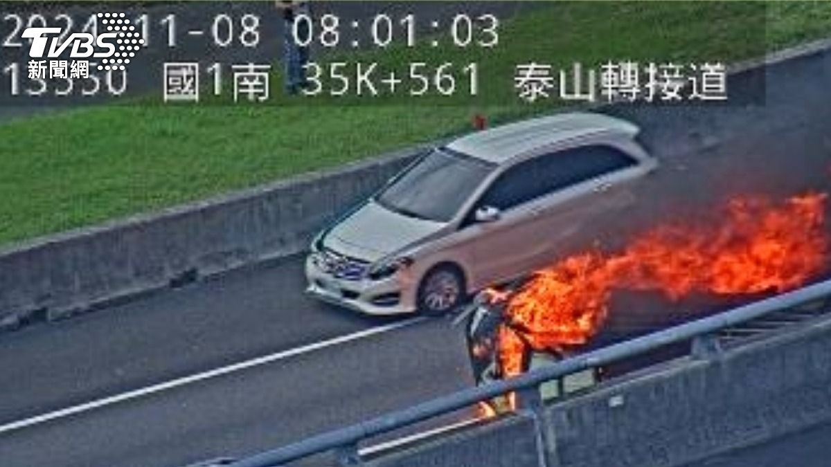 小貨車翻車後起火燃燒。（圖／翻攝畫面）