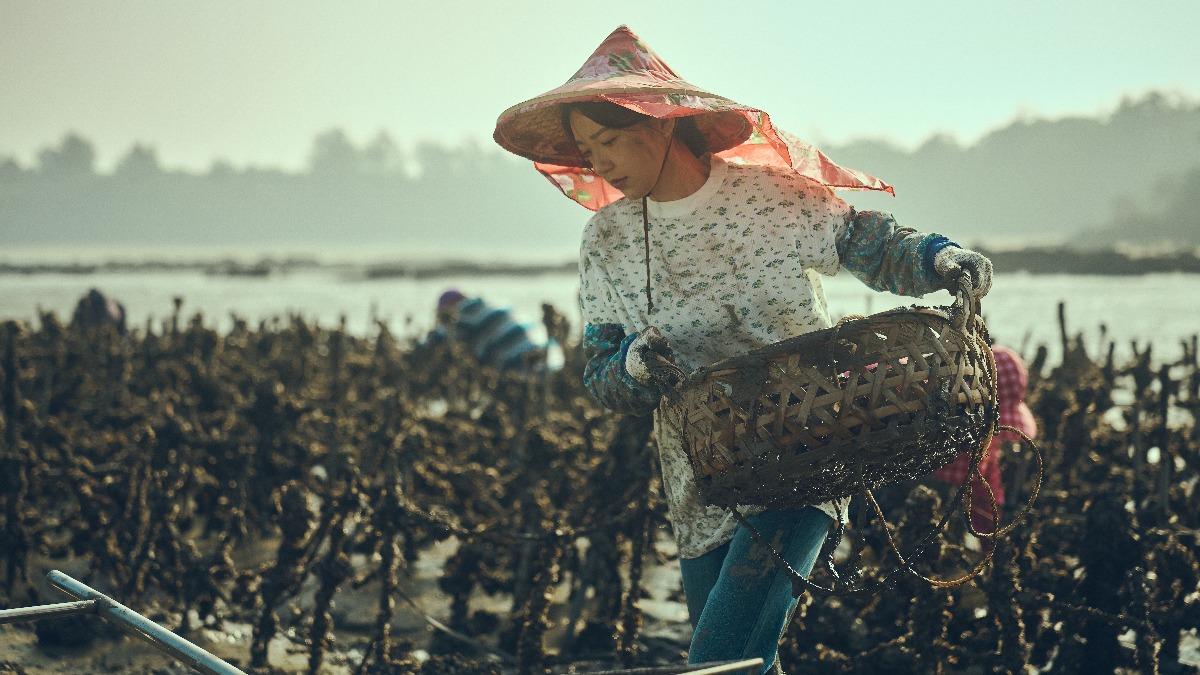 《不如海邊吹吹風》最美「小海女」郭雪芙穿著採蚵裝仍難掩美貌和好身材。（圖／大川大立提供）