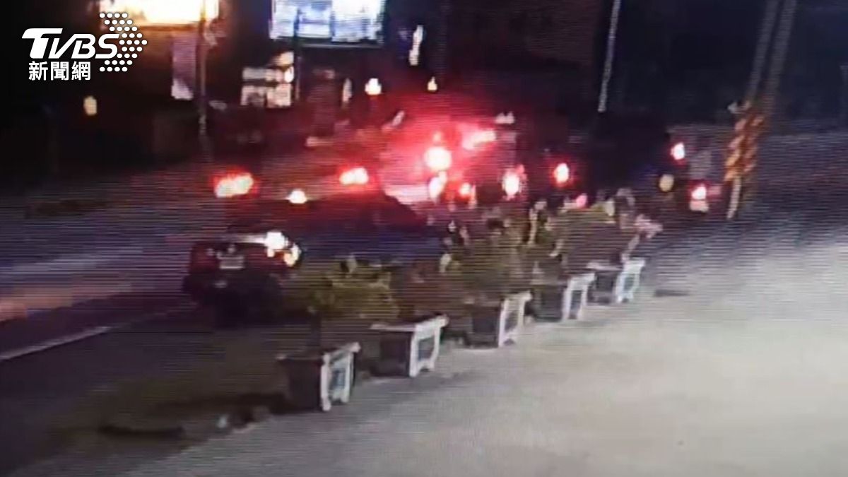 第一輛機車疑未與前方貨車保持安全距離，後續又有3機車閃避不及撞上。（圖／TVBS）