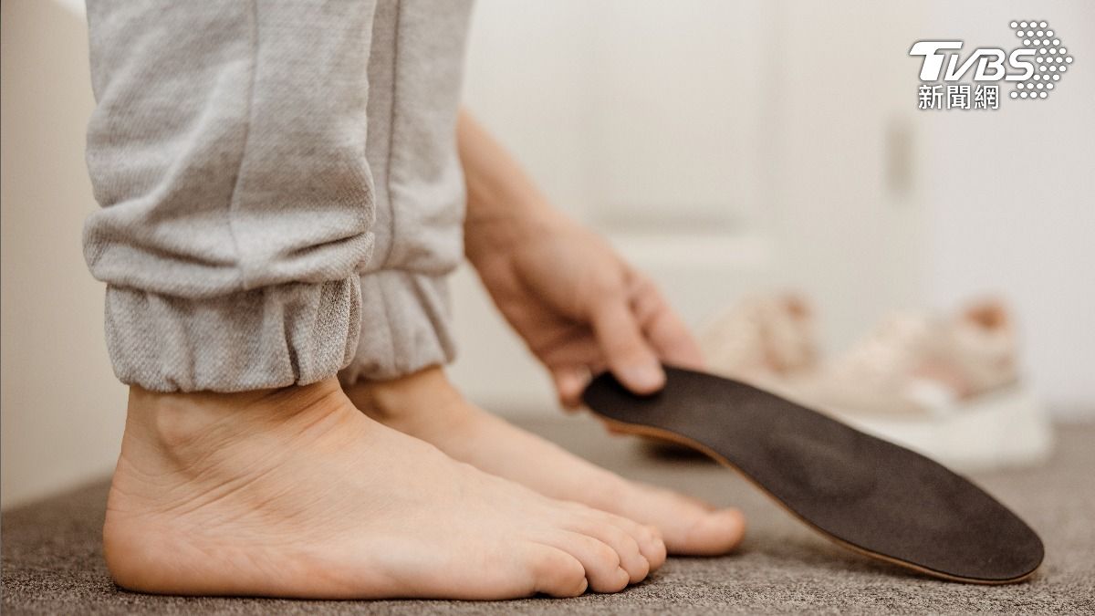 扁平足的成因可分為先天因素以及後天因素。（示意圖／shutterstock達志影像）