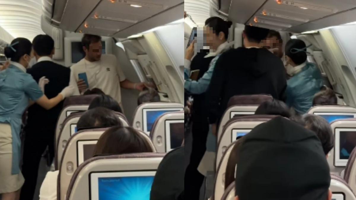 怪男試圖伸手打開飛機緊急逃生門，嚇壞機上乘客。（圖／取自aflyguytravels　IG）