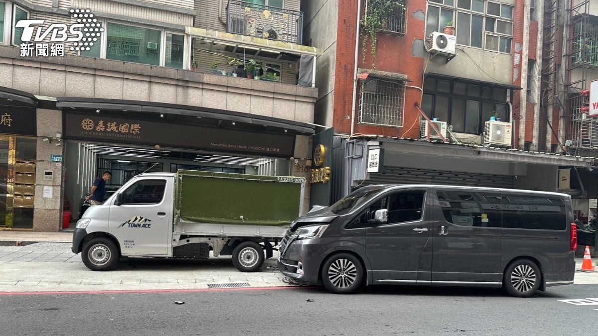 施女駕駛的廂型車不慎撞上路邊停放的自小貨車。（圖／TVBS）