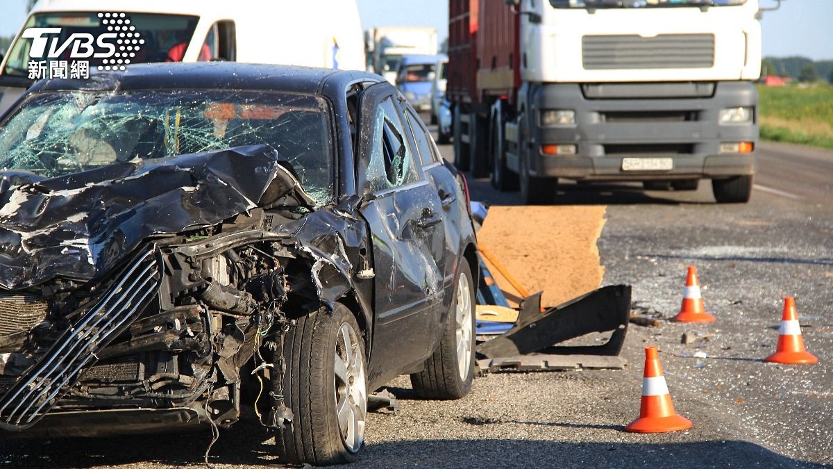 日本70歲卡車司機酒價上國道撞死3人。（示意圖／Shutterstock達志影像）