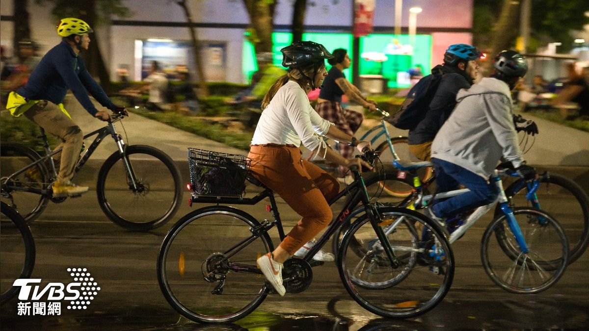 中國河南省鄭州大學生流行夜騎腳踏車，人數過高遭中共下令禁止。(示意圖／達志影像shutterstock)