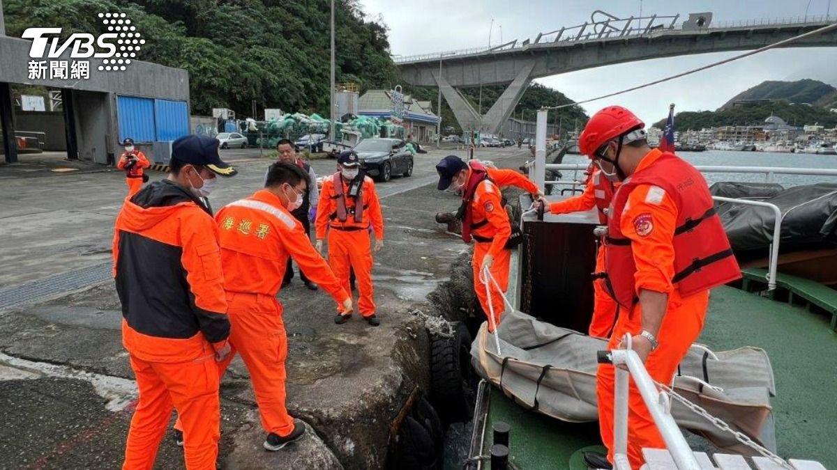 宜蘭大福海域見裸屍漂浮。（圖／TVBS）