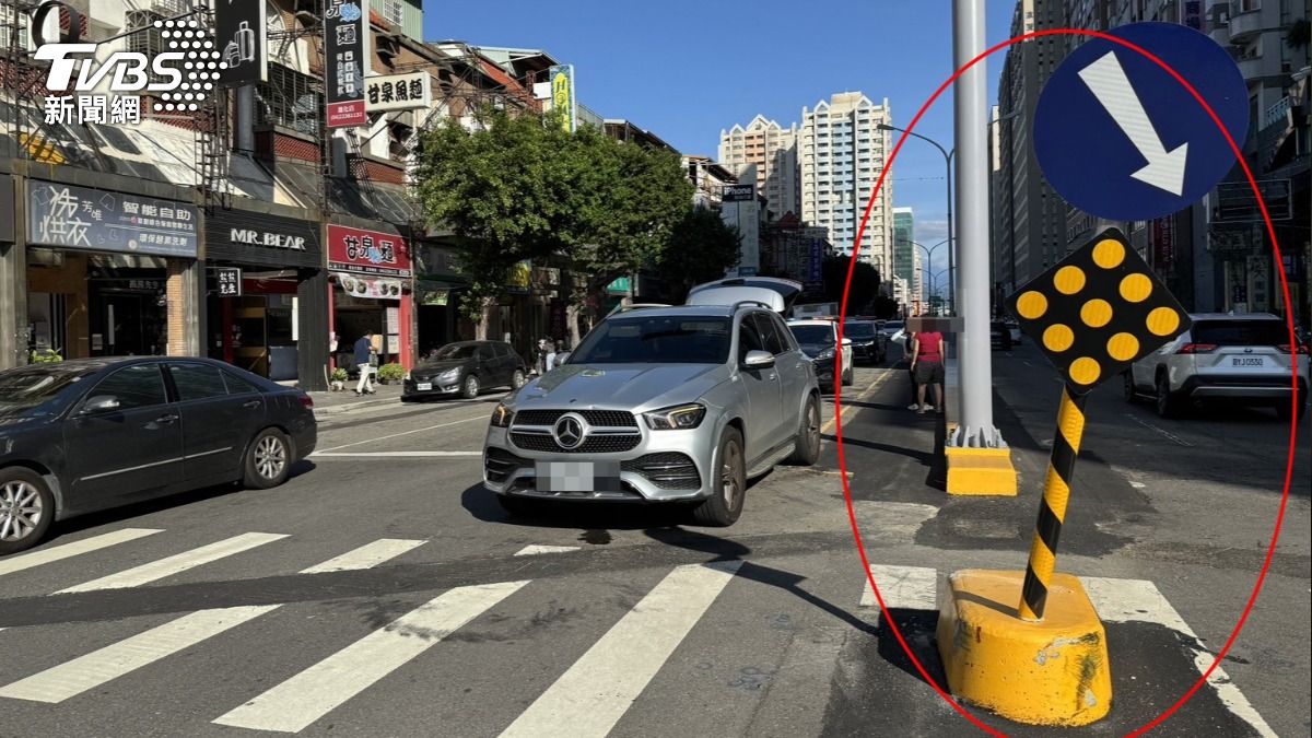 台中市北區「進化北路與大德街口」上，正在興建的行人庇護島，11月頻傳事故發生。（圖／TVBS）