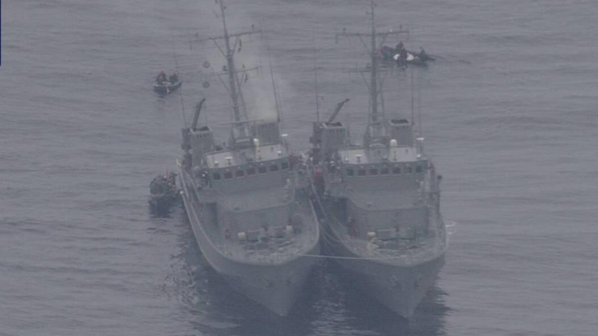 日本福岡海岸附近一艘海上自衛隊掃雷艦起火。（圖／翻攝自NHK）