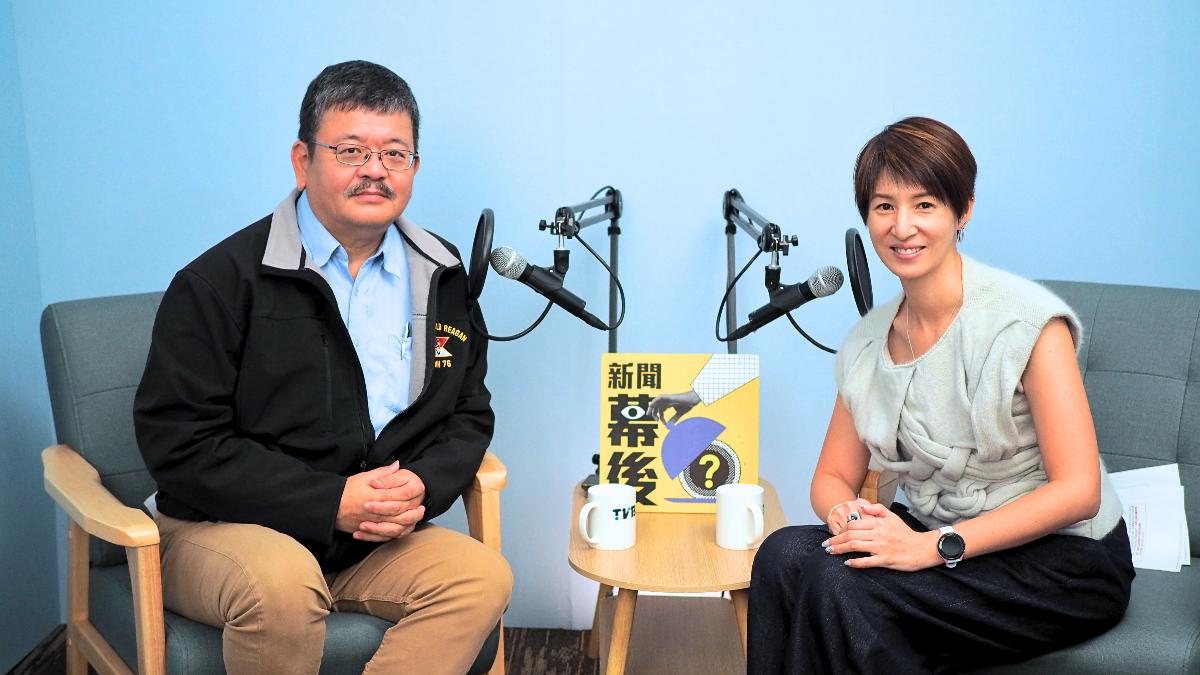 與軍情與航空網站主編施孝瑋討論共軍軍演。（圖／新聞幕後提供）