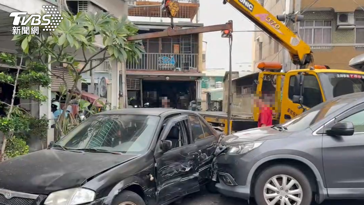 台南出現一輛暴走黑車（左），連續撞了兩車後還衝入民宅。（圖／TVBS）