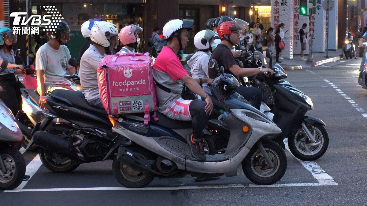 交通部表示，機車進入待轉區時只需減速並顯示煞車燈，無需打方向燈。（示意圖／shutterstock達志影像）