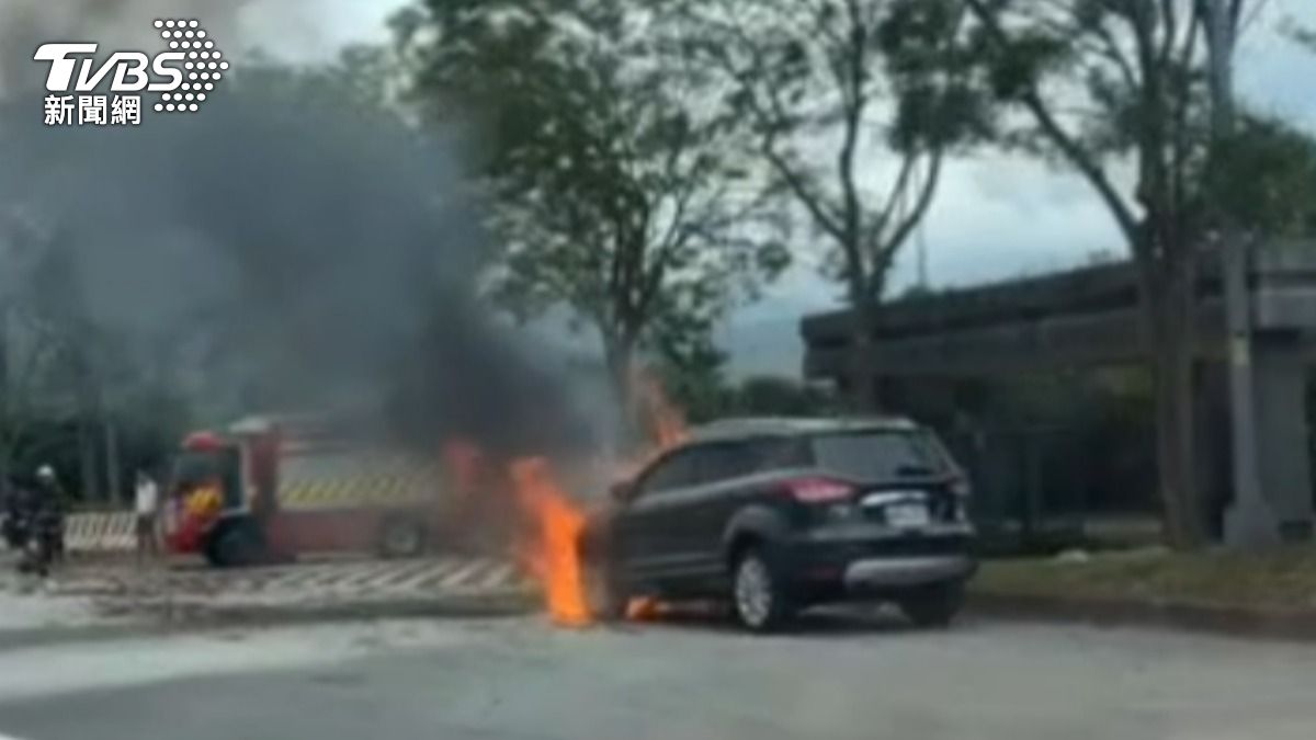 國道5號北向頭城匝道出口火燒車意外。（圖／宜蘭擺厘里長 吳明標提供）