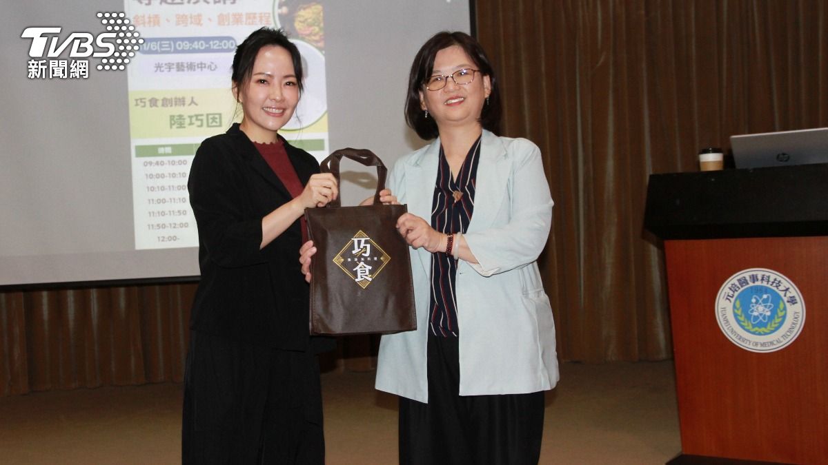 陸巧因（左）送上好禮，由主秘邵曼珣代表接受。（圖／TVBS）