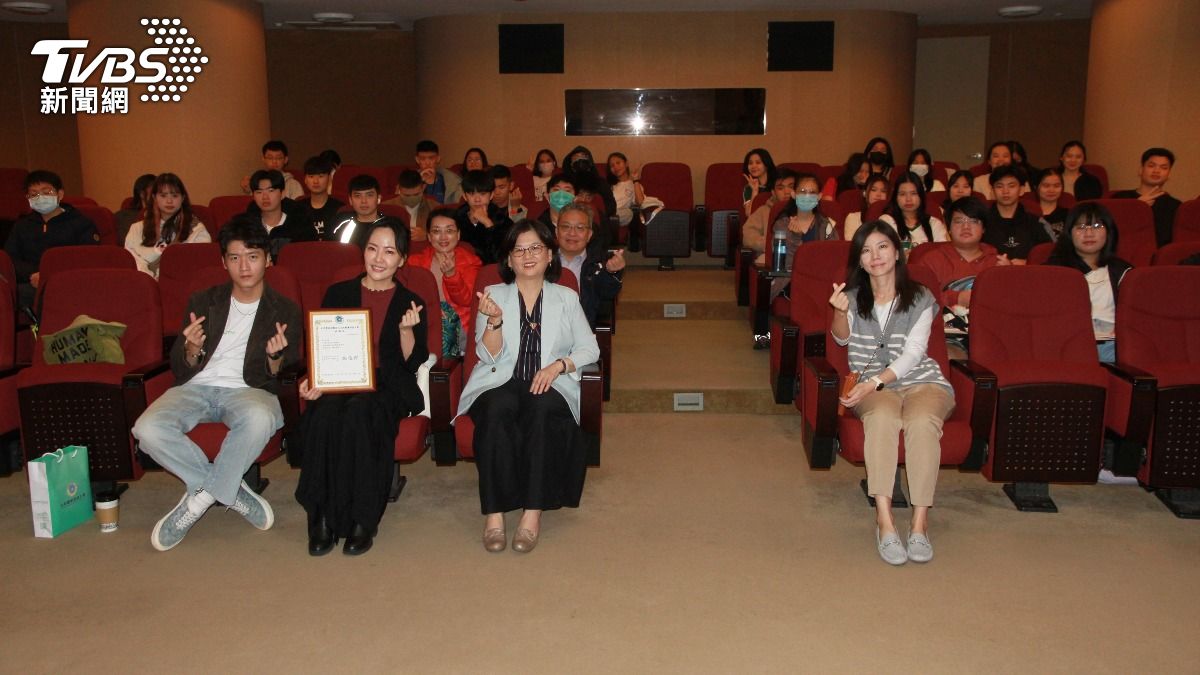 陸巧因演講大合照。（圖／TVBS）