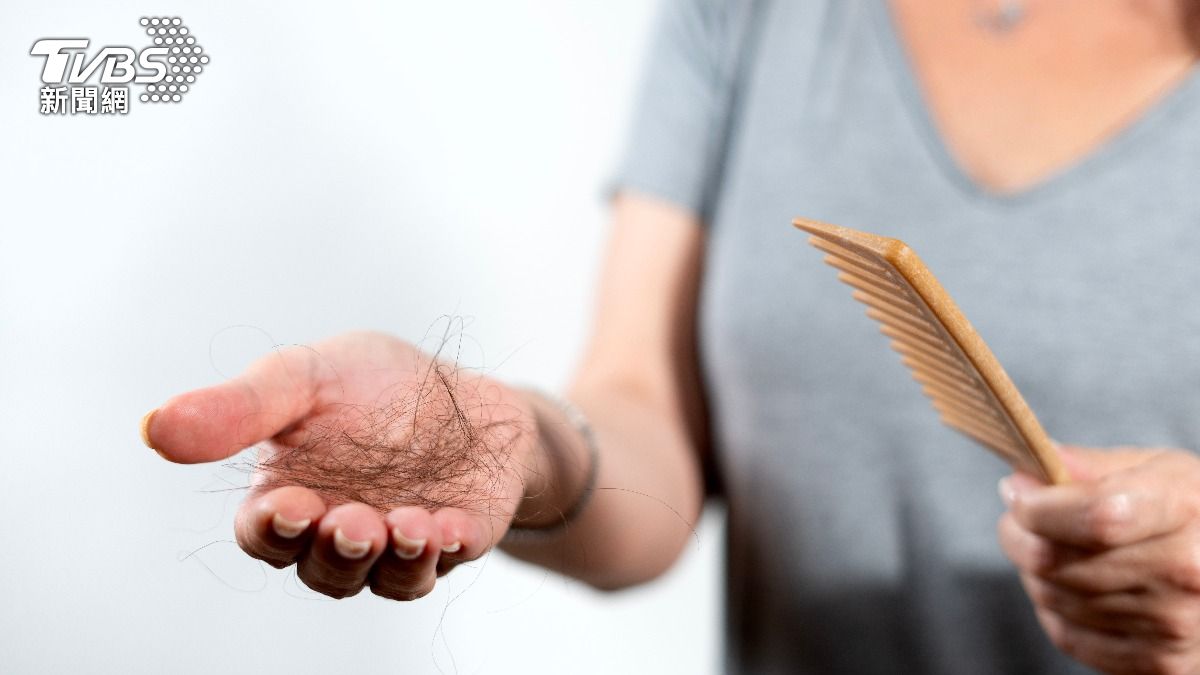 醫曝4種「易掉髮體質」。（示意圖／shutterstock達志影像）