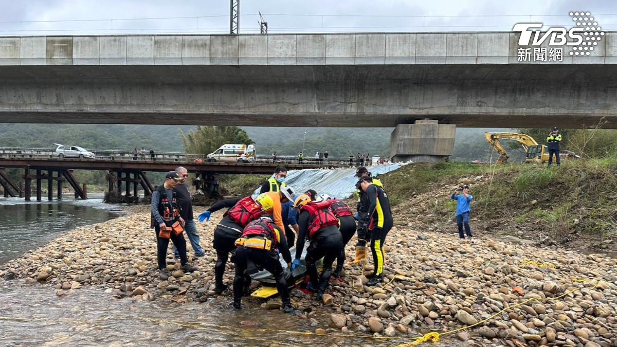 一名65歲男子赴新北雙溪捕魚失聯，警方今早在橋墩石縫找到遺體。（圖／中央社）