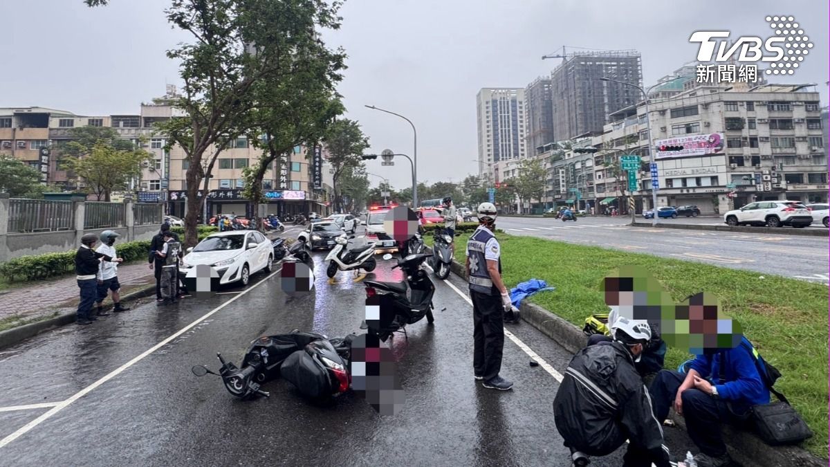 高雄市三民區十全路與中華路口發生車禍。（圖／TVBS）