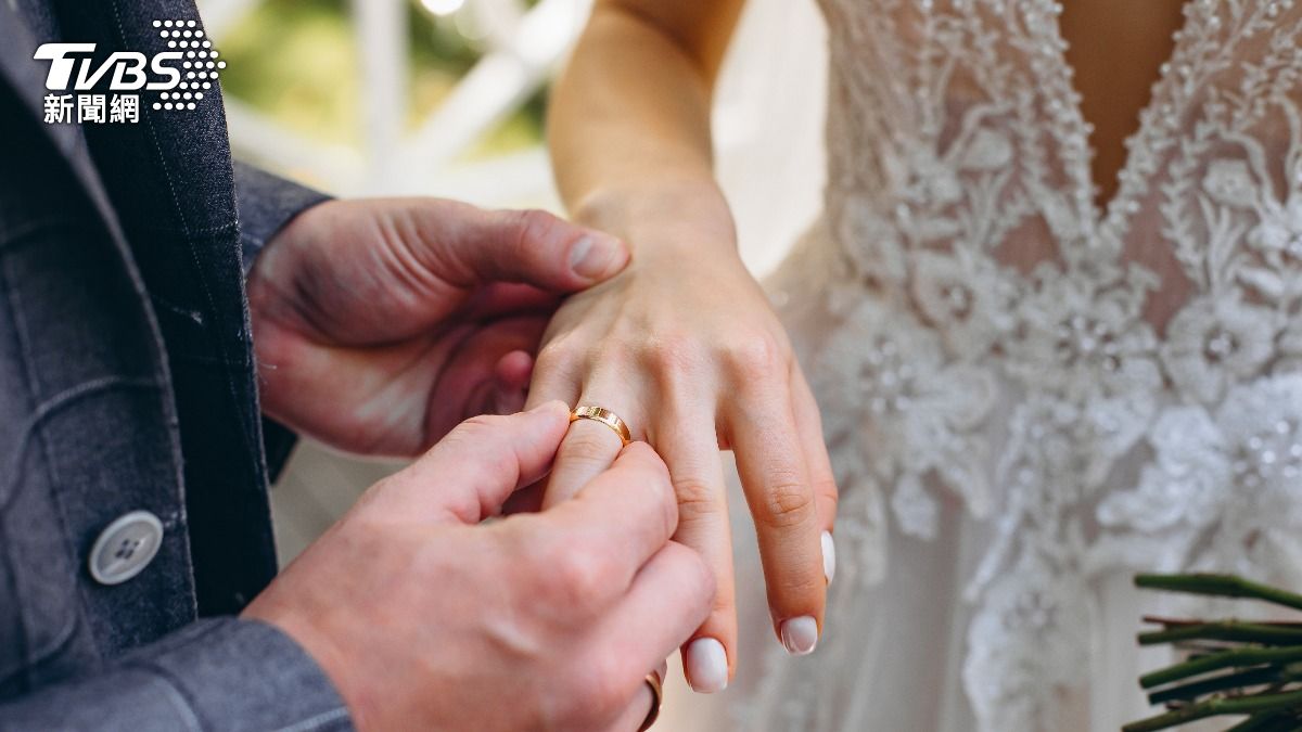 男子腦震盪失憶，成功追回女友並結婚。（示意圖／shutterstock 達志影像）