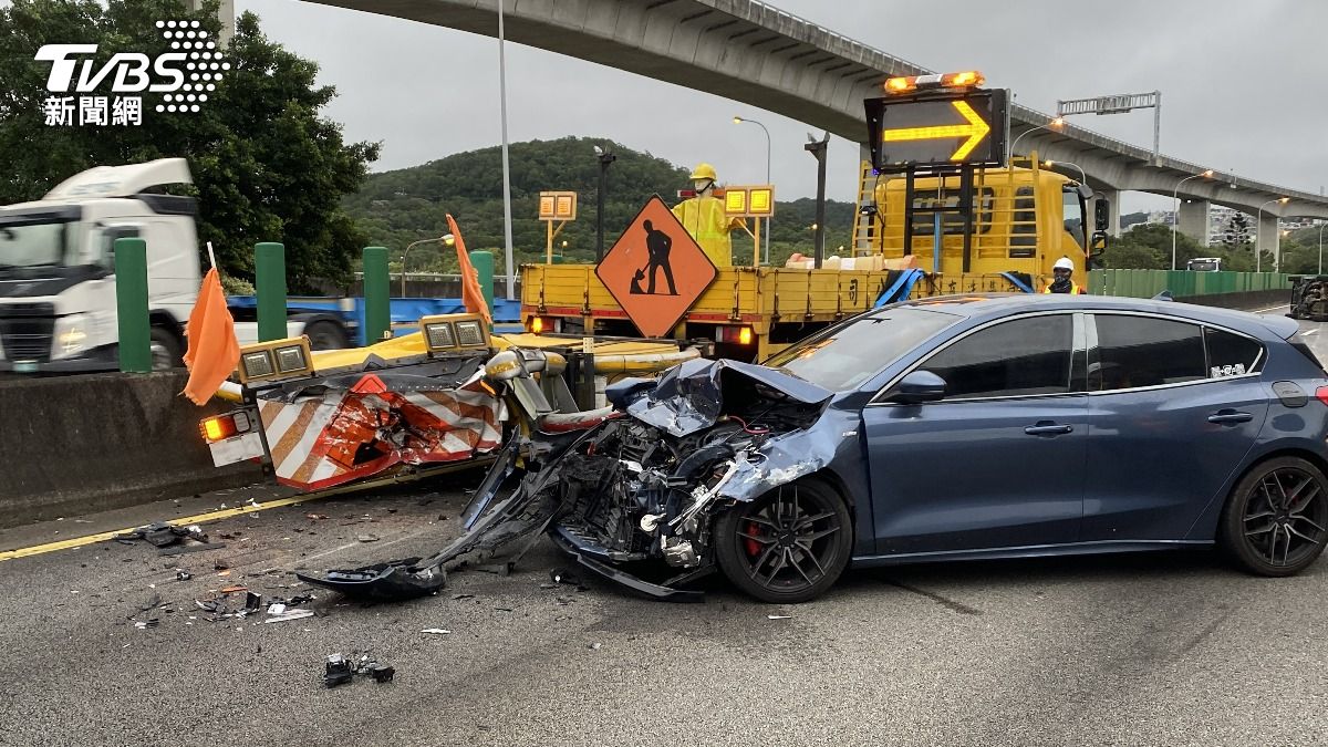 男子疑恍神撞上緩撞車，旁邊貨車慘被波及撞翻。（圖／TVBS）