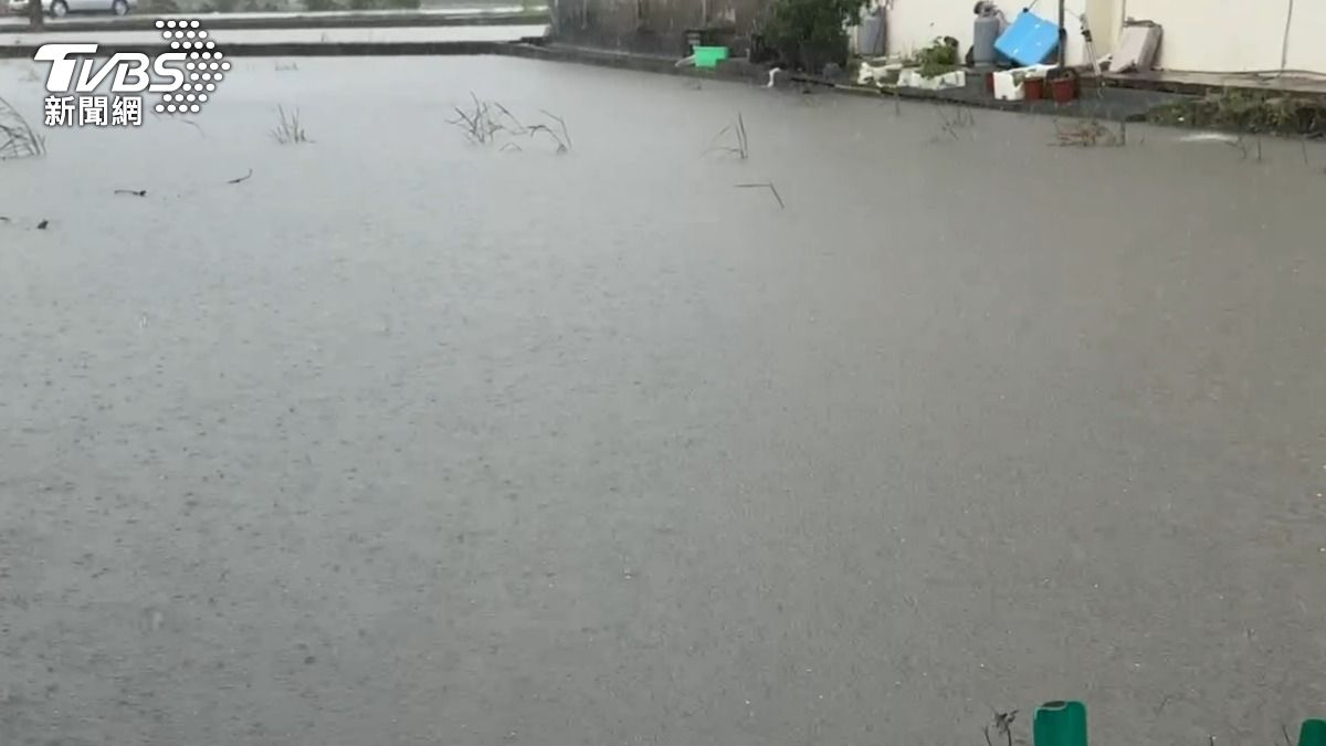 受到東北季風影響，今日上午豪大雨轟炸宜蘭地區。（圖／TVBS）