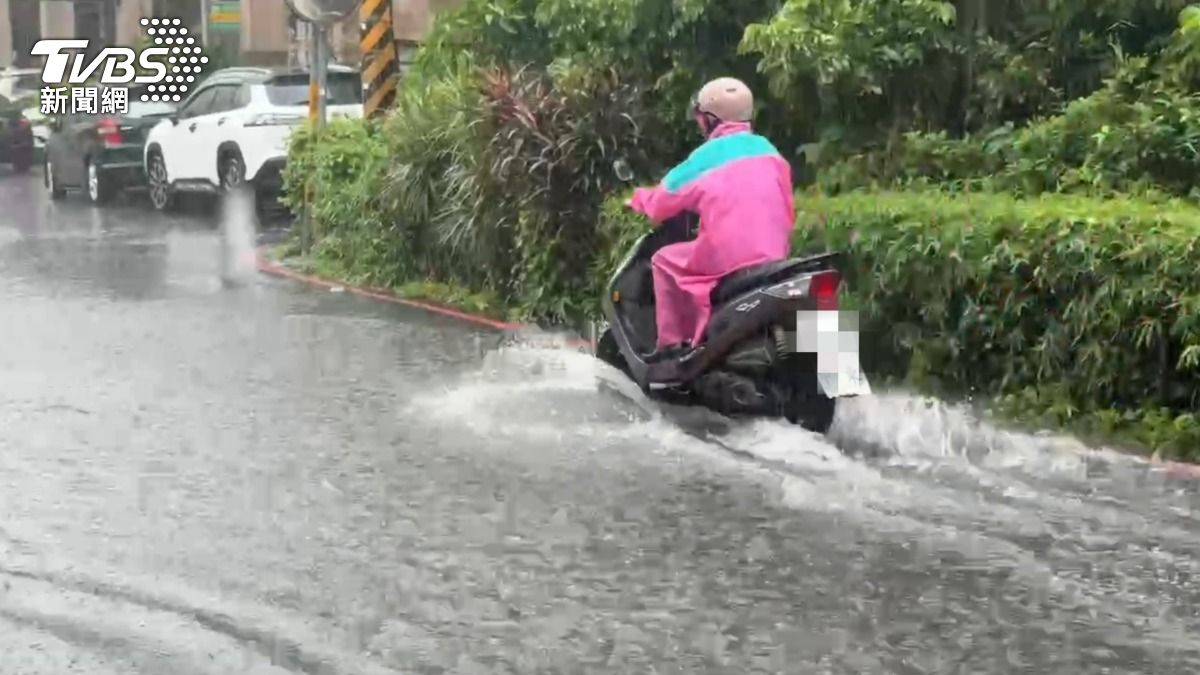 受到東北季風影響，今日上午豪大雨轟炸宜蘭地區。（圖／TVBS）