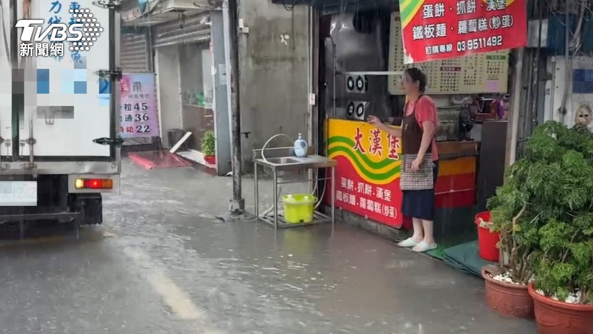受到東北季風影響，今日上午豪大雨轟炸宜蘭地區。（圖／TVBS）