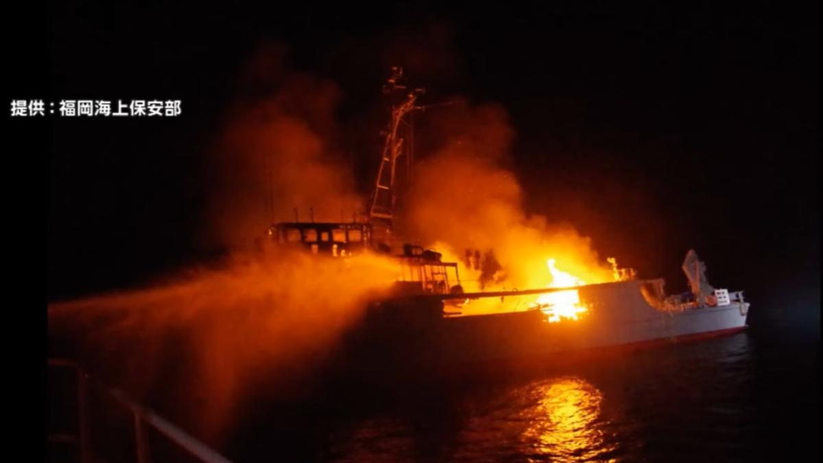 日本海上自衛隊掃雷艦10日起火後沉沒。（圖／翻攝自富士新聞網）