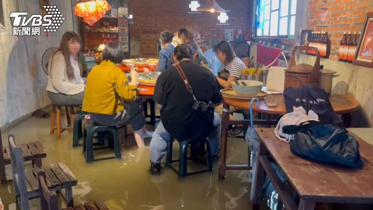 儘管水已淹過腳踝位置，店內客人依舊不減。（圖／TVBS）