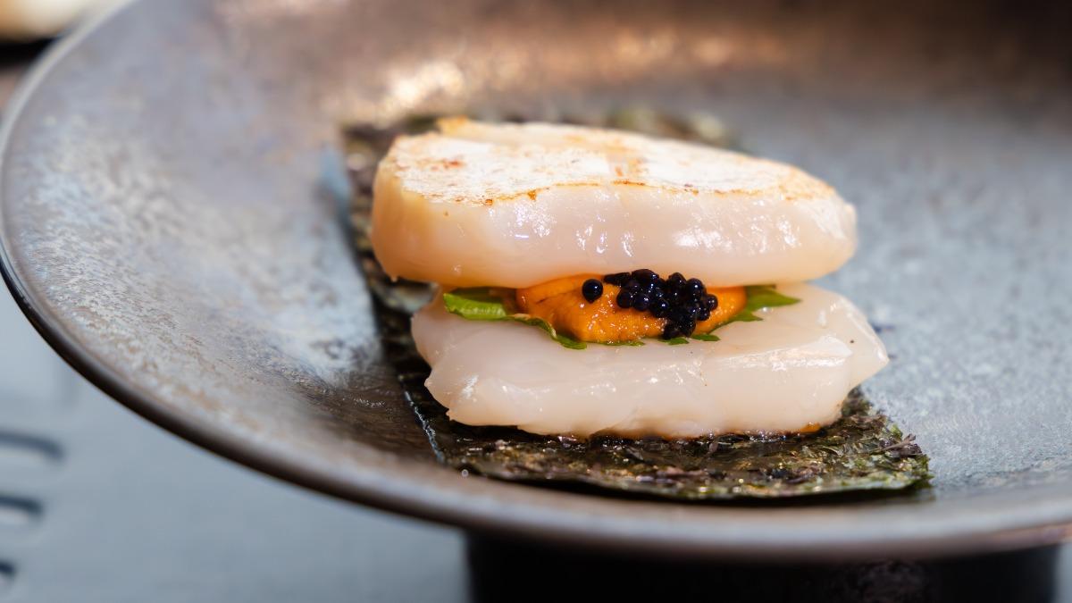 「干貝漢堡」則是將生食級L尺寸的北海道干貝對切乾煎,夾入馬糞海膽、魚子醬。(圖/業者提供)
