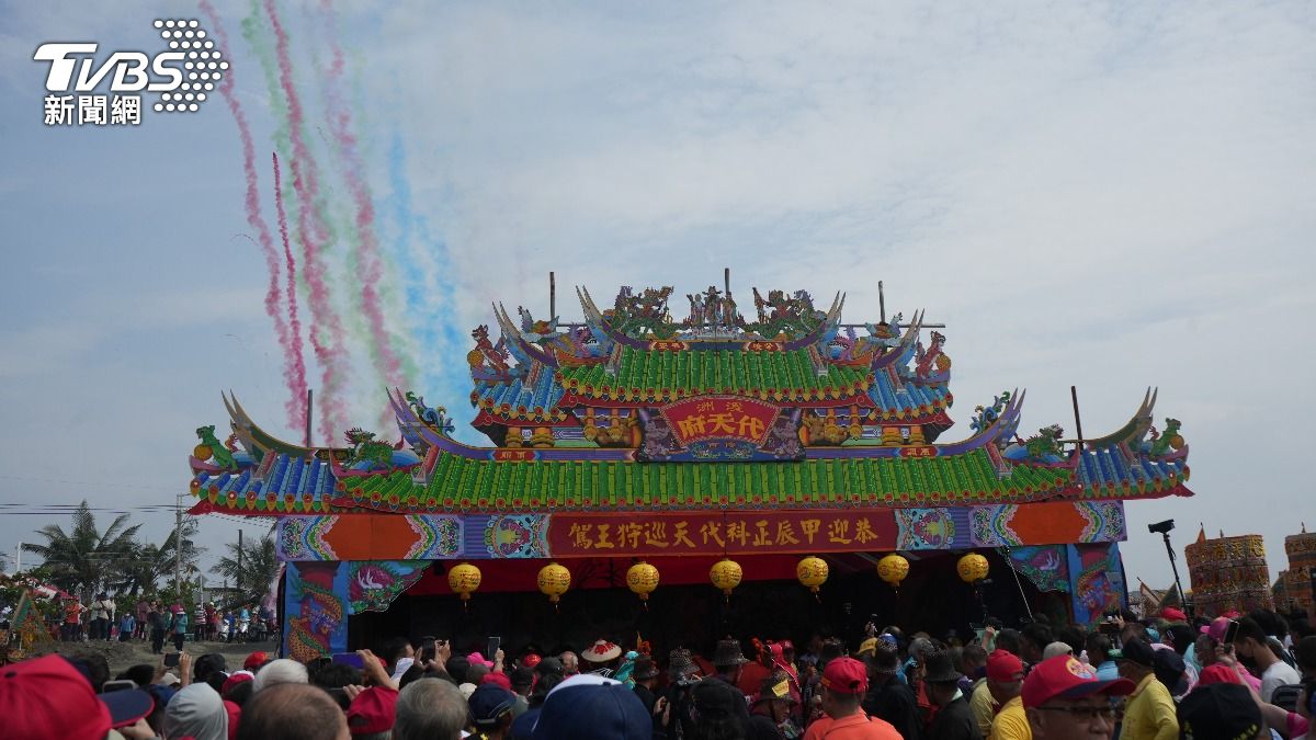 屏東三大迎王最終場南州迎王平安祭典13日登場，上午在林邊鄉崎峰海灘進行請王儀式，廟方施放彩煙，宣告「秦府大千歲」駕臨。（圖／中央社）