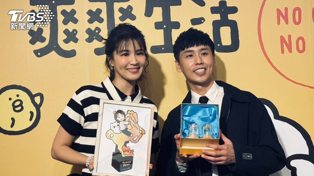 曾沛慈與圖文畫家SECOND互送禮物。（圖／羅子欣攝）