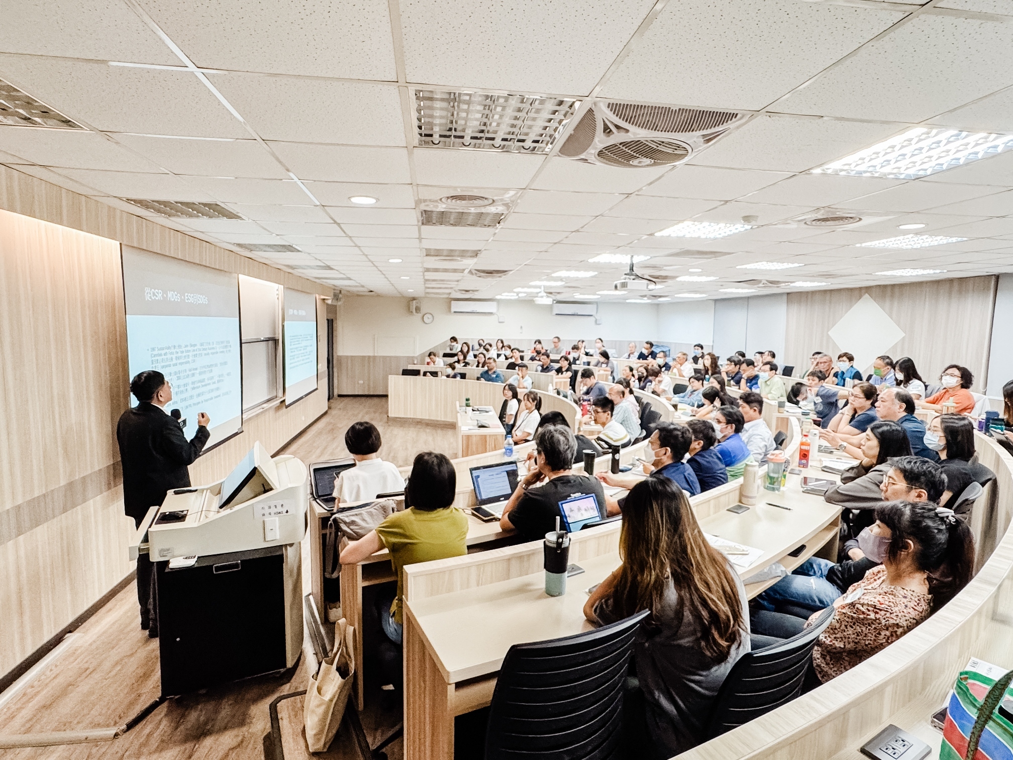 中山大學開設「淨零碳規劃管理概論」系列課程。（圖／中央社）