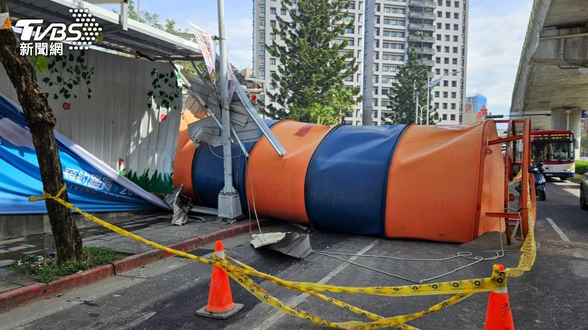 內湖工地水泥塔倒塌砸傷過路騎士。（圖／翻攝畫面）