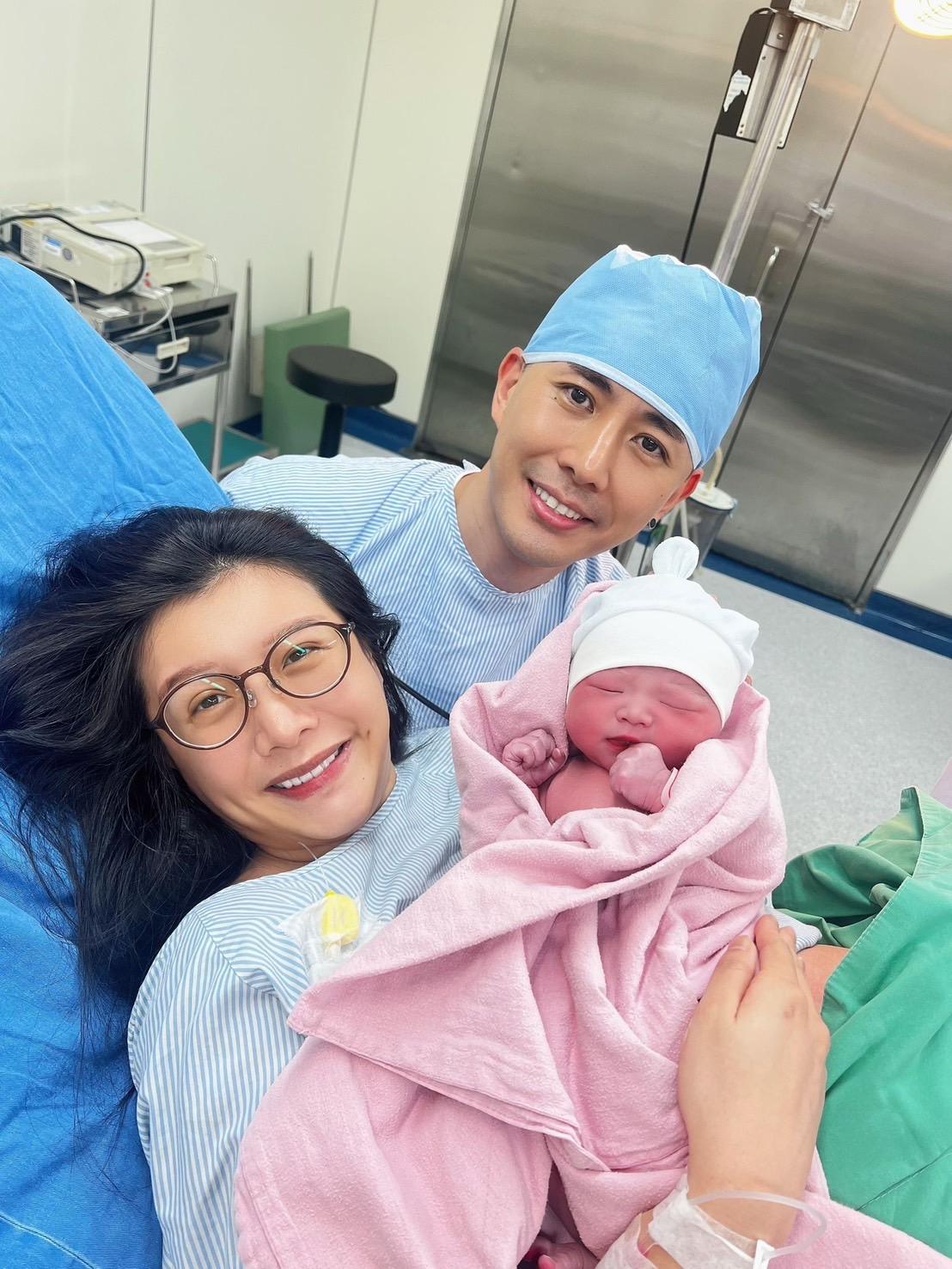 陳俋塵一家三口合照。(圖/唱戲世界娛樂提供)