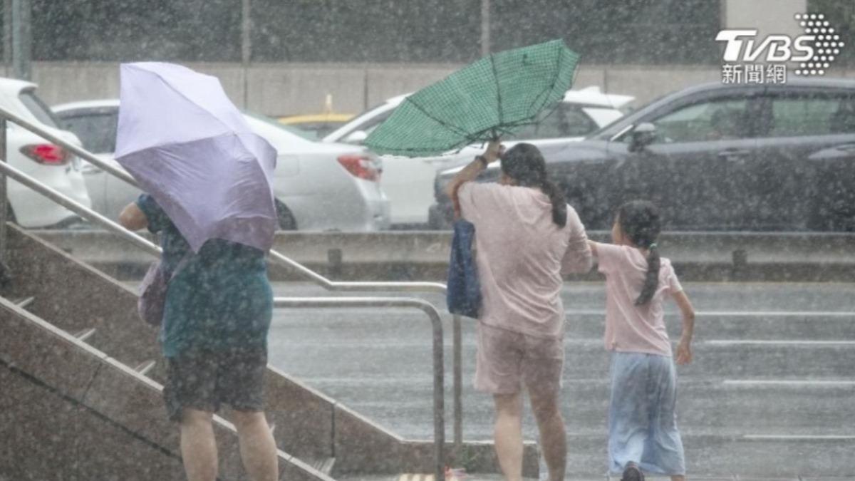 中央氣象署針對北北基發布大雨特報。（圖/TVBS)