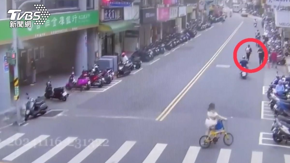 監視器拍下黃姓女車手的身影。（圖／TVBS）