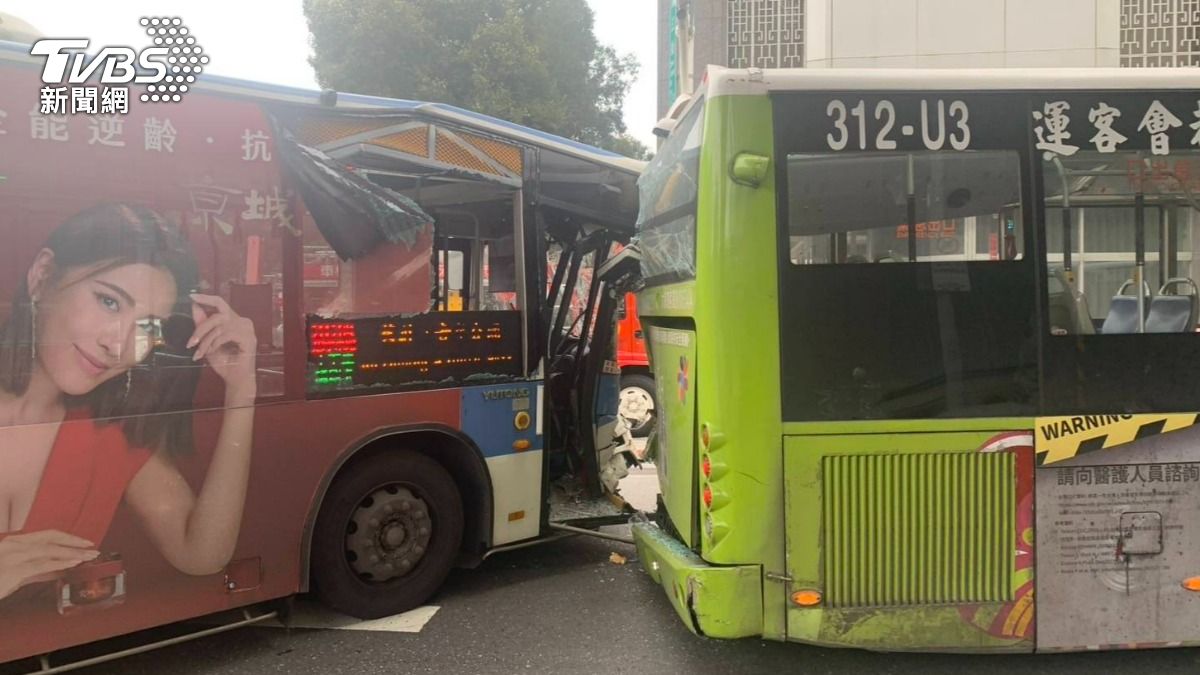 北市2輛公車追撞，釀成1死15傷。（圖／TVBS）