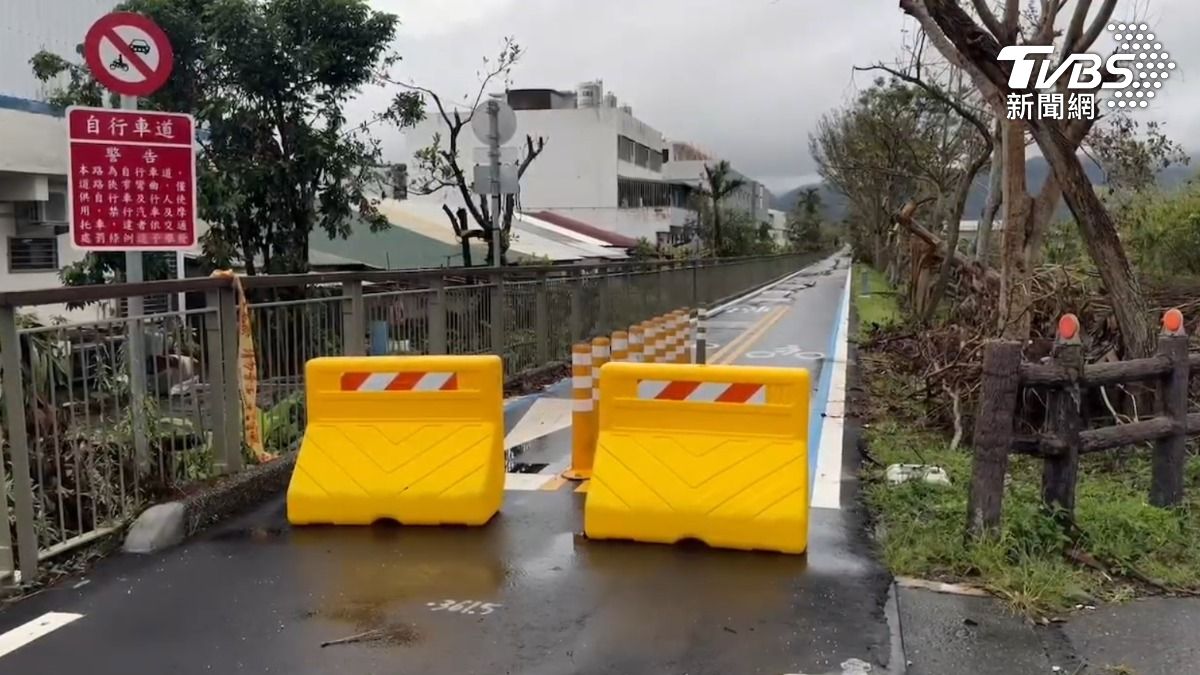 自行車道目前已放路障。（圖／TVBS）