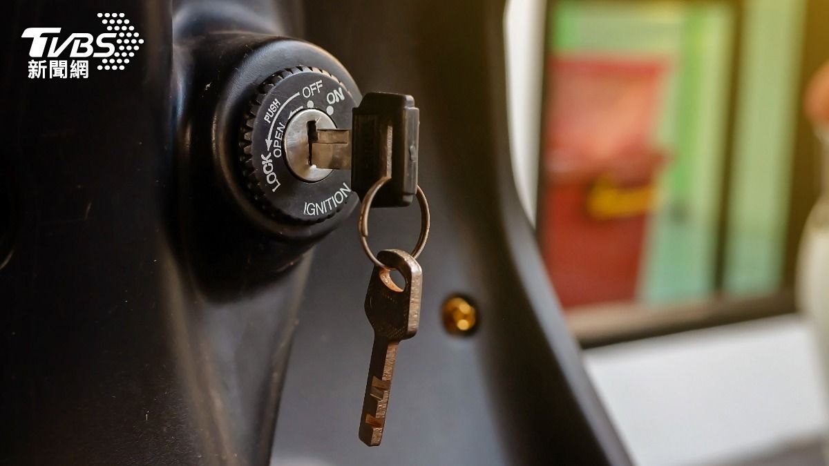 不少人皆會遇到將車鑰匙丟入車廂的意外。（示意圖／shutterstock達志影像）