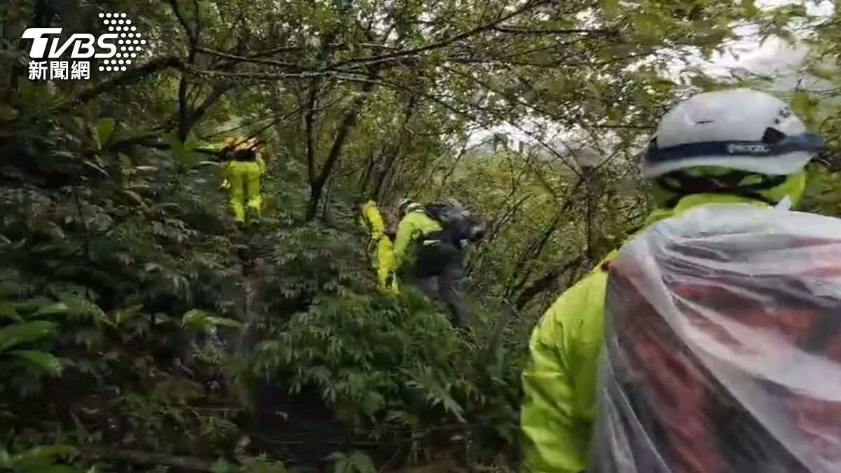 山區雨勢未停，搜救隊員持續延途尋找中。（圖／TVBS）