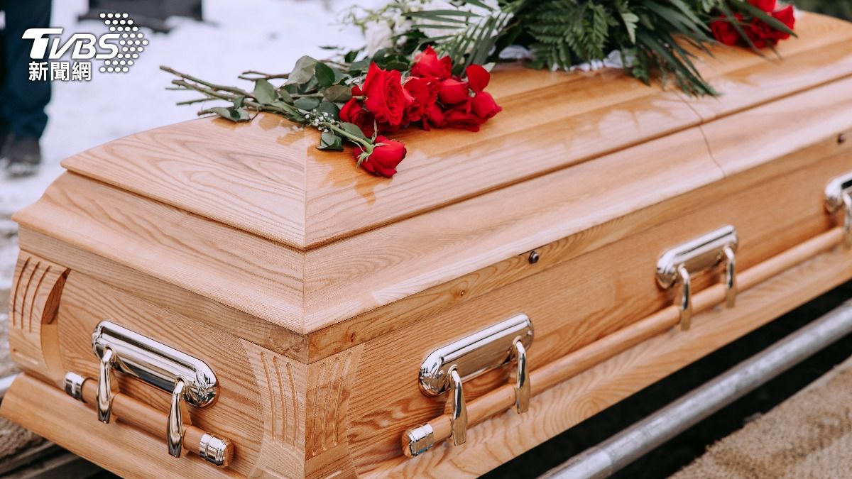 遺體被火化，數日後他突現身自己喪禮。（示意圖／shutterstock 達志影像）