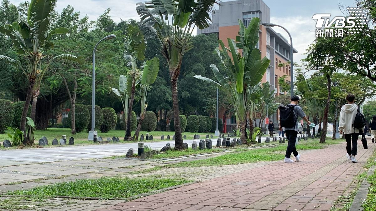 校園出現墓碑的話題,每年更是在Dcard上被討論。(圖/TVBS)